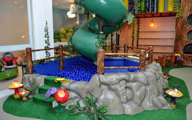 Escorregador com piscina de bolinhas